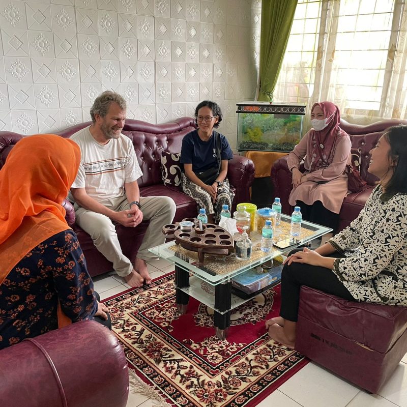 Pertemuan kepala sekolah SMPN1 Tj. Tiram bersama Prof J Kevin Baird dikantor kepala sekolah