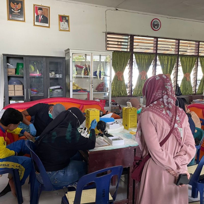 Prof Ayodhia memantau pekerjaan Team SSAT di SMPN 1 Tj Tiram