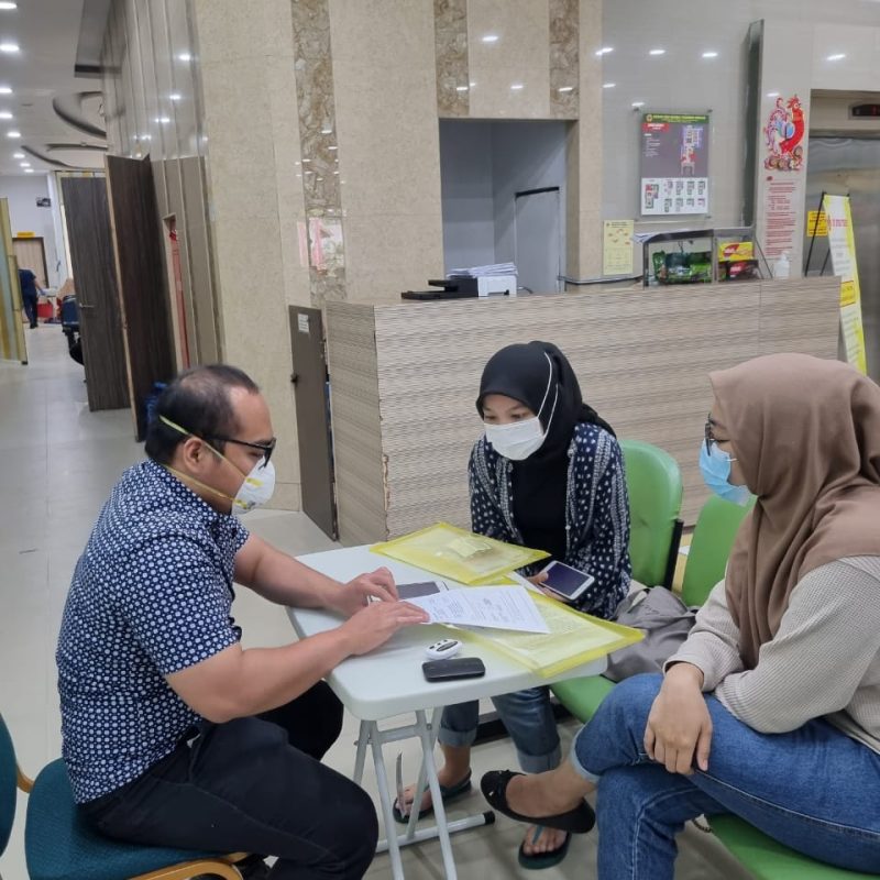 Explaining The Daily Use of the application to the participants