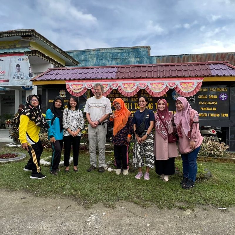 foto bersama Prof J Kevin Baird di SMPN 1 Tj Tiram bersama Guru SMPN1 Tj Tiram