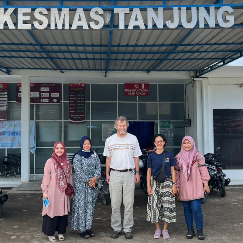 kunjungan Prof J Kevin Baird ke Puskesmas Tj Tiram