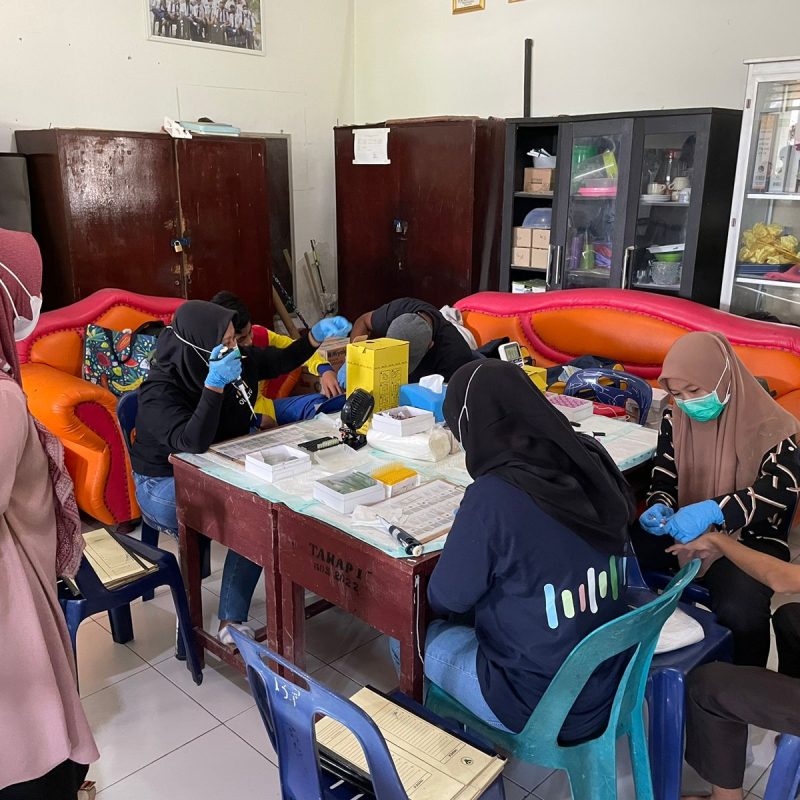 prof ayodhia memantau pekerjaan Team SSAT di SMPN 1 Tj. Tiram